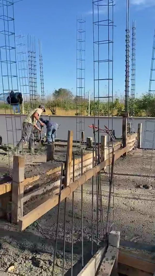 Castillos y muros en proceso de colado