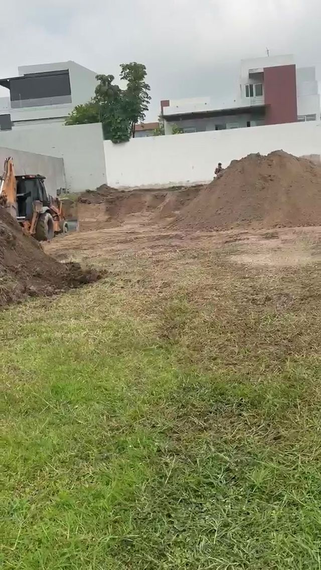 Terreno con estructura existente y área verde