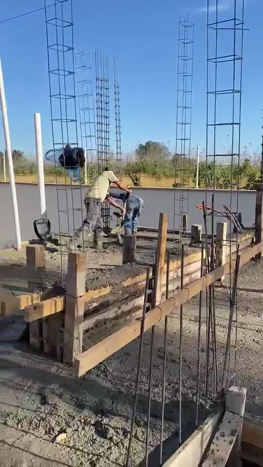 Castillos y muros de concreto armado en proceso